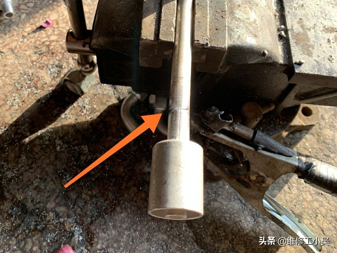 空调修理师傅泄漏氟利昂,汽车空调管道漏氟维修多少钱