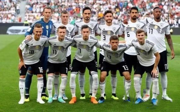 复古风格穿搭足球衣,活力款衣服