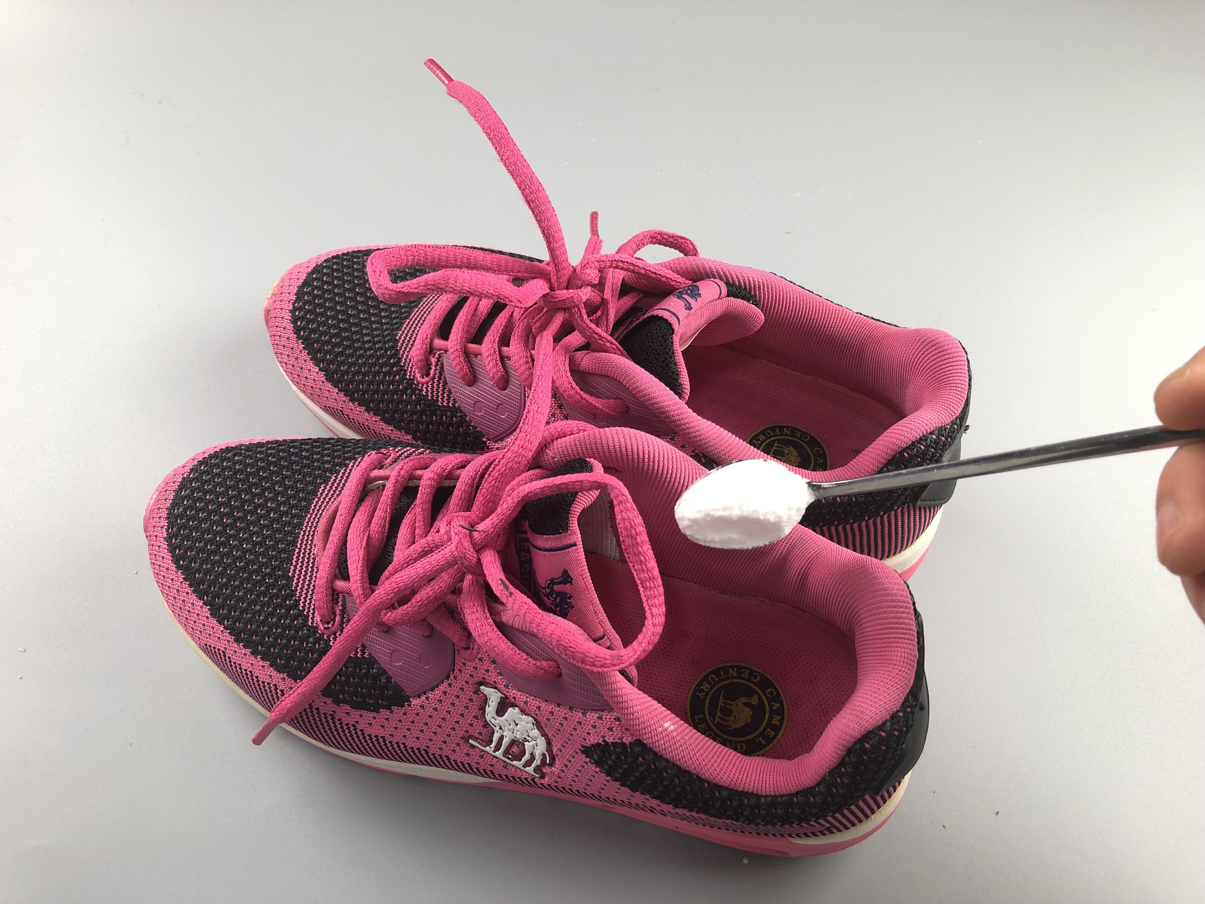 鞋里有汗臭味别着急？只需用这几招，不用刷洗轻松去除掉汗臭