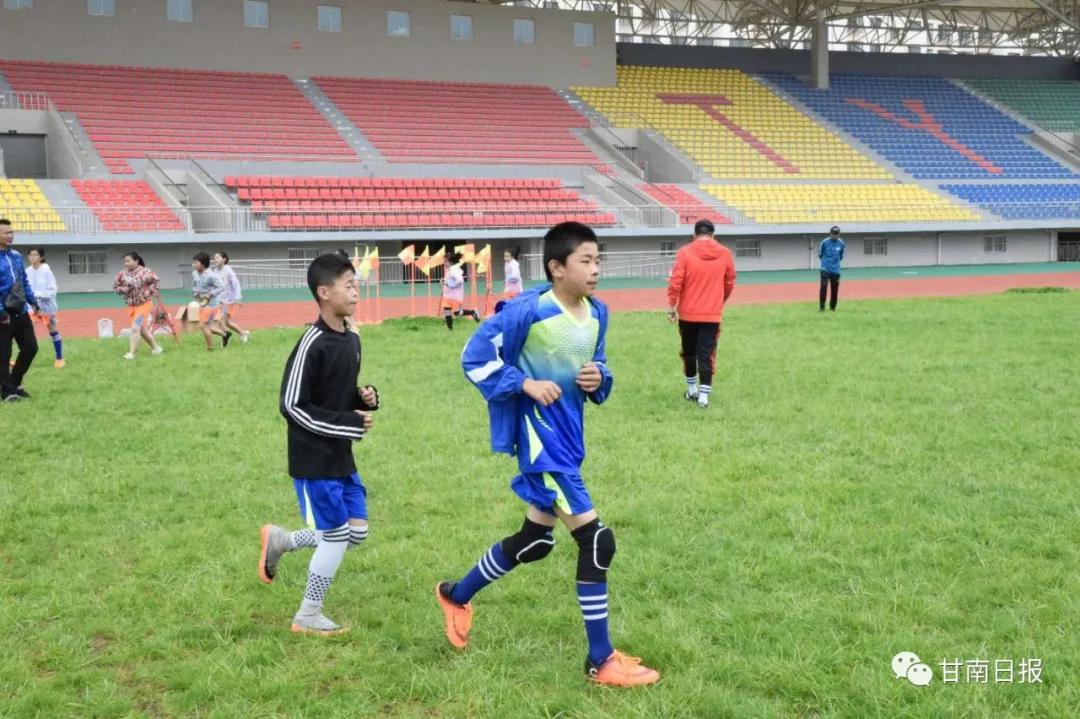 奔跑吧！少年！我州青少年暑期足球篮球训练营开营