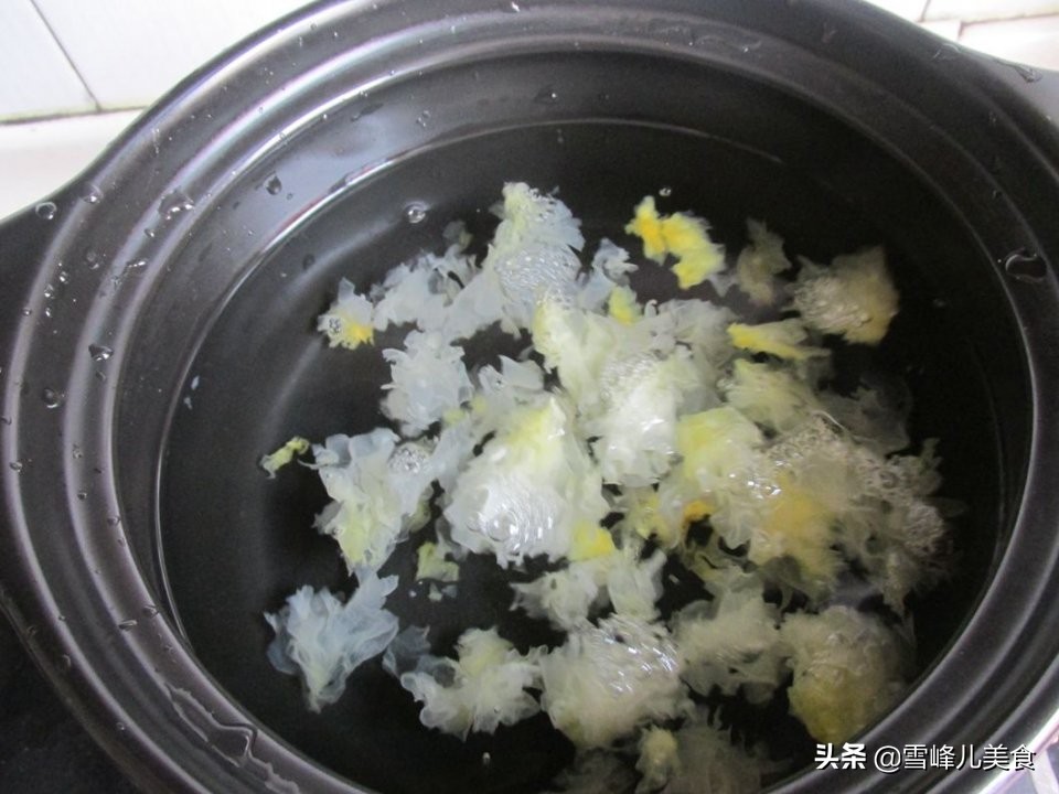 妈给我带了一兜白果，告诉我常做个汤喝，对身体好