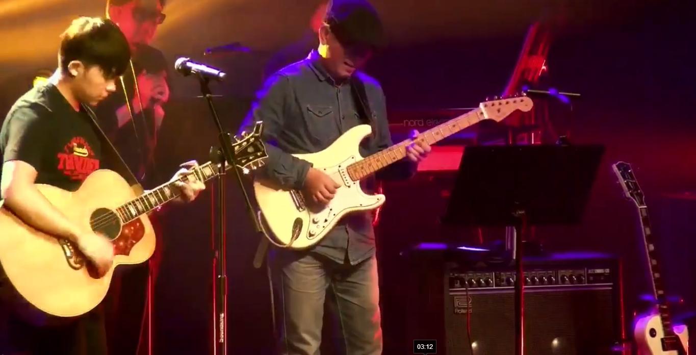 一首民谣,或许《不安》,曾几何时,也坐着盼望未来闪亮的日子