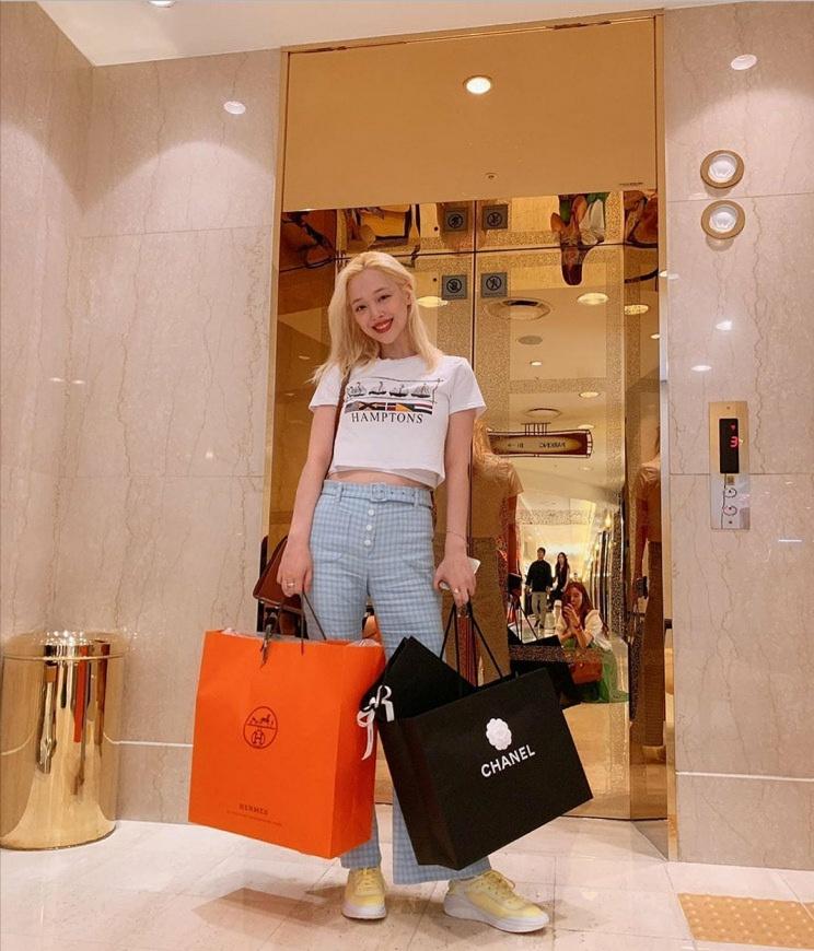 崔雪莉的短发怎么烫,崔雪莉穿搭风格