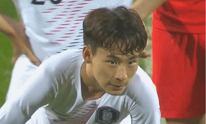 中国足球遭奇耻大辱！韩国球员*渎亵**熊猫杯奖杯：脚踩+做撒尿动作