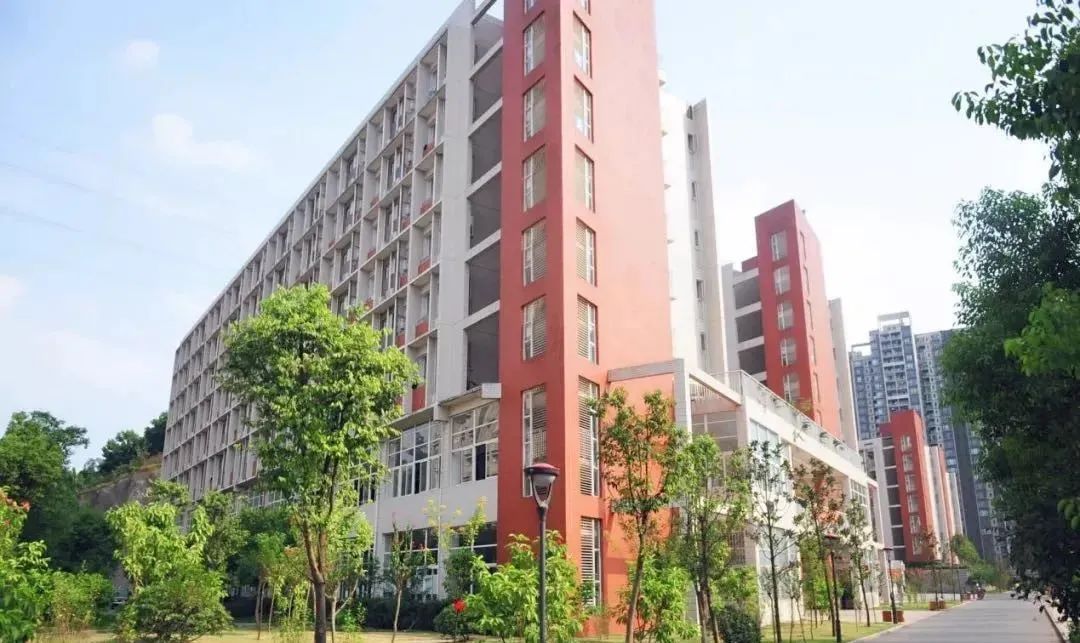 重庆环境最好的学校,重庆哪所学校宿舍和伙食最好