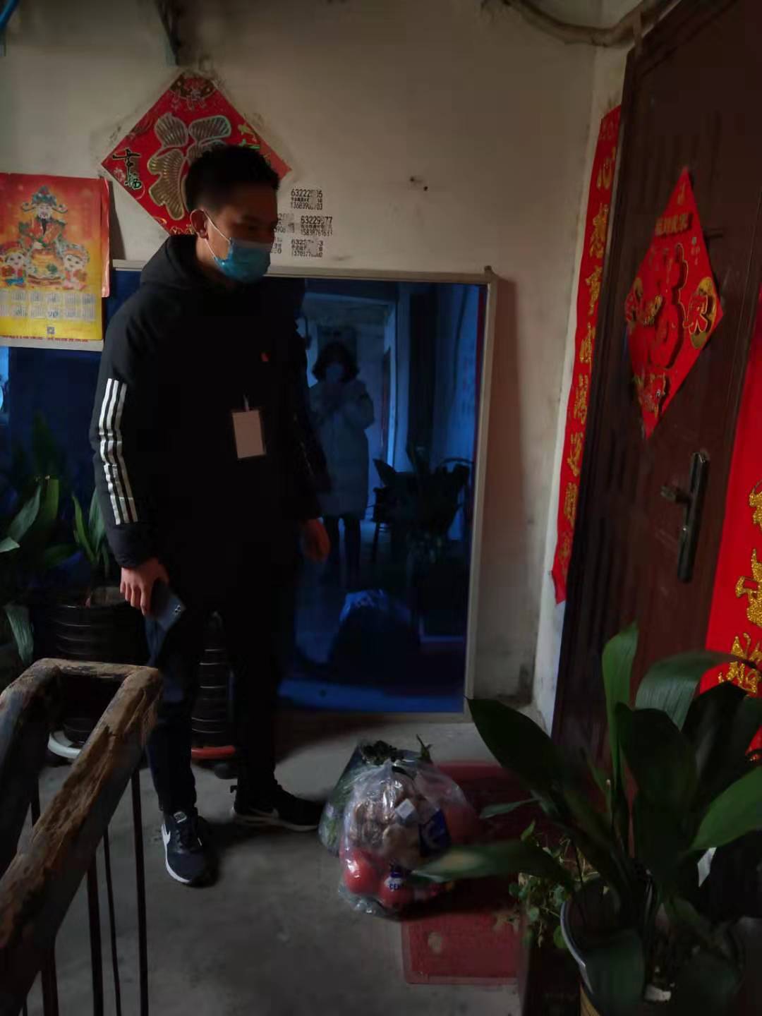 党员志愿者配送货物,宛城区党员配送小分队