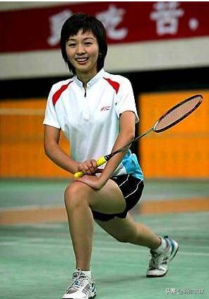 鹿晗打羽毛球关晓彤,鹿晗关晓彤打羽毛球穿的鞋