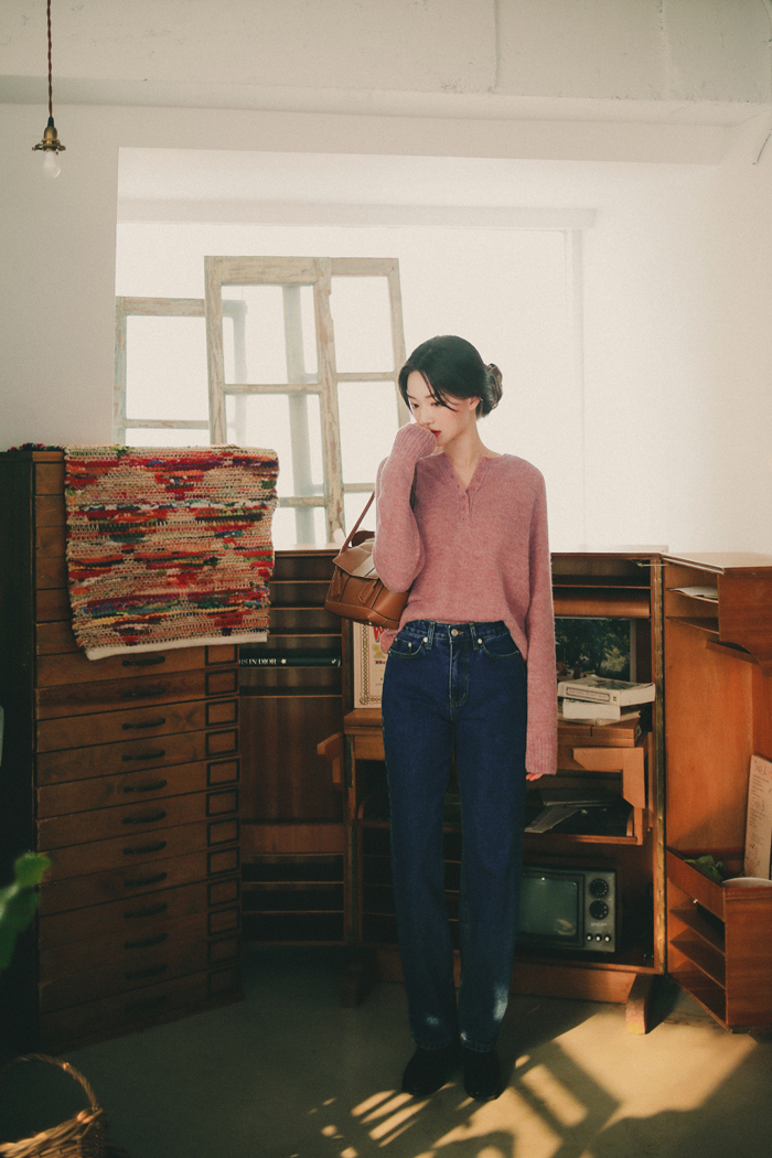 黑色韩版短羽绒服的最佳内搭毛衣,韩系短款羽绒服内打底衫