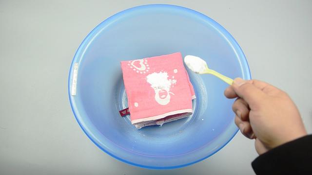 毛巾脏了拿盐和牙膏和什么洗干净,毛巾脏了别用开水煮教你一招