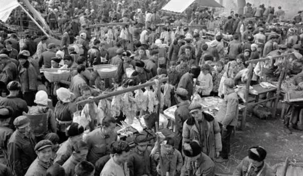 九张反映过年气氛的照片,百张罕见的过年老照片这才是年味