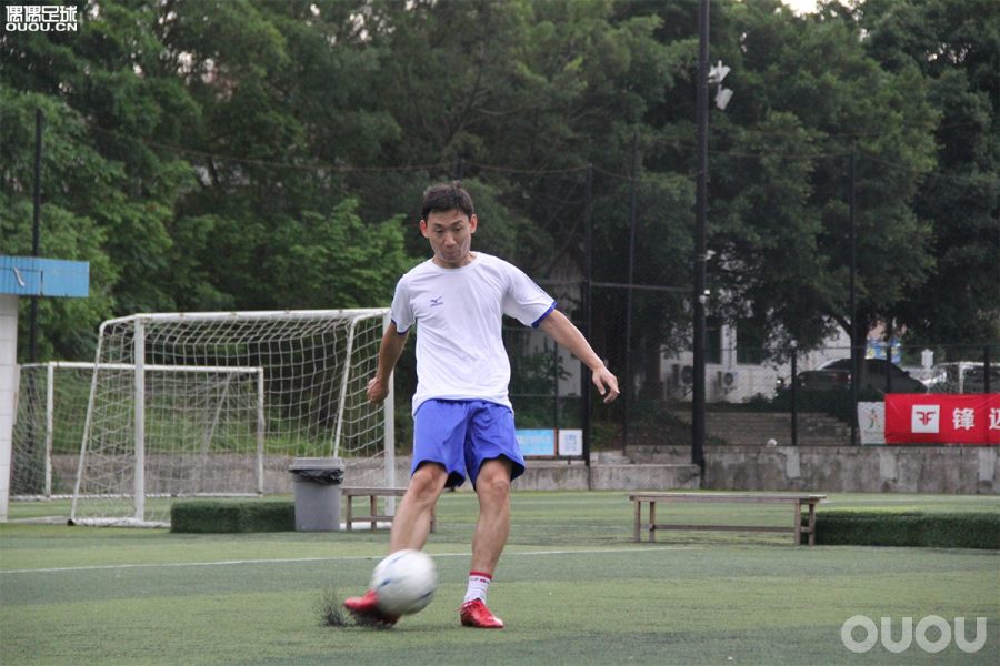 日产足球鞋测评,足球鞋实战测评nike暗煞