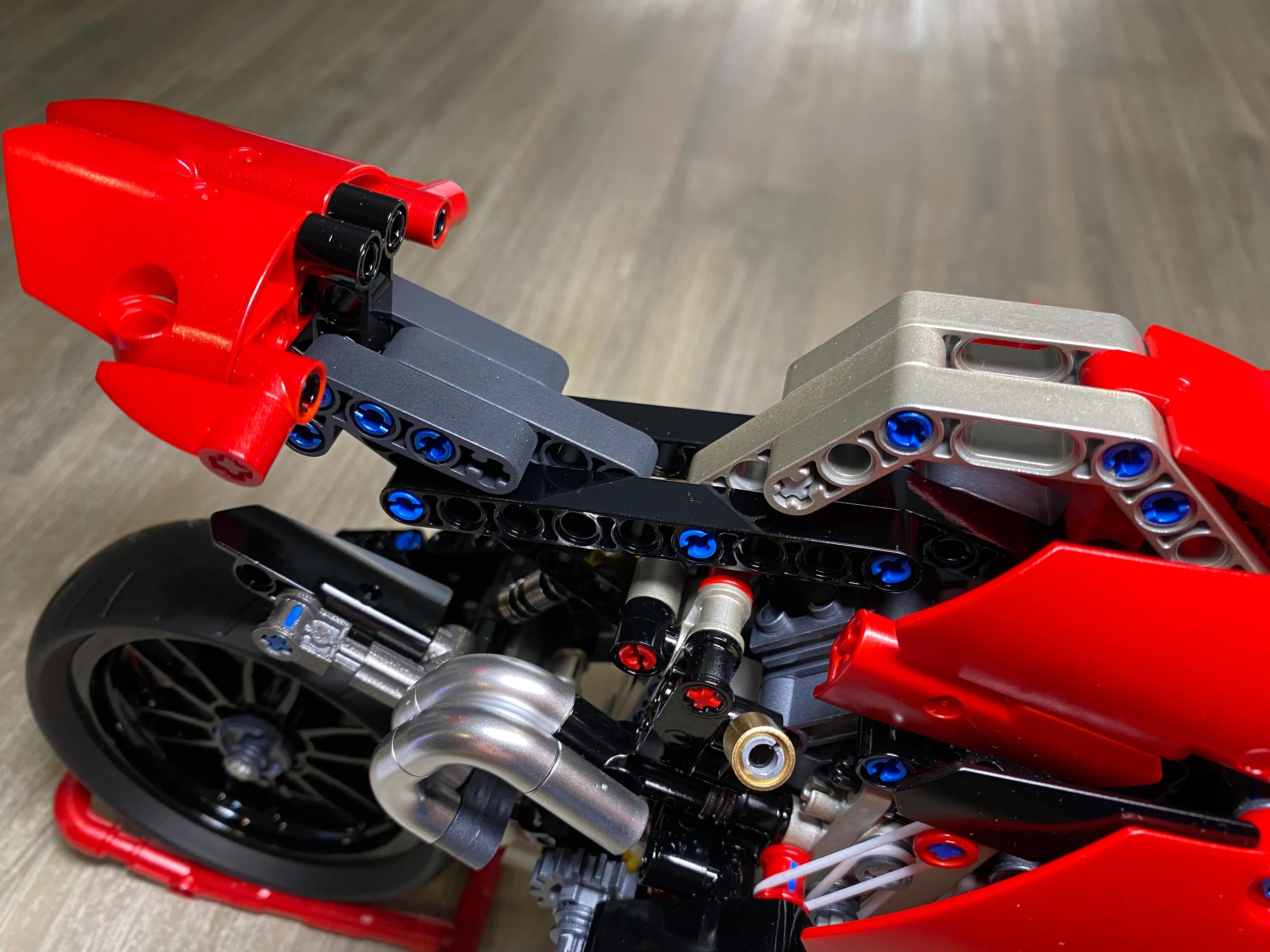 乐高杜卡迪摩托车 (乐高杜卡迪有贴纸吗)