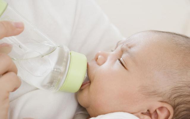 孩子奶瓶清洗用开水烫能洗干净不,新生儿奶瓶每天每次如何清洗消毒