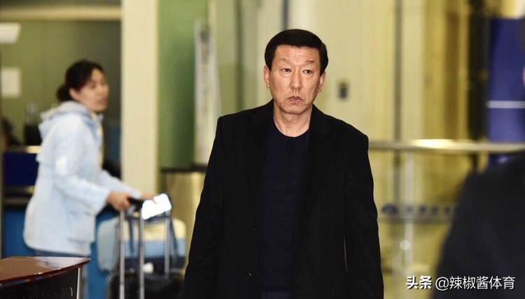 崔康熙还会打足球吗,崔康熙年轻的时候踢过球吗