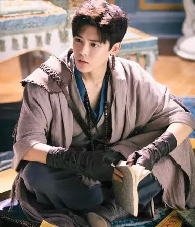 被喻超能少年，早年组合出道，饰演青春剧花彪一角让人印象深刻