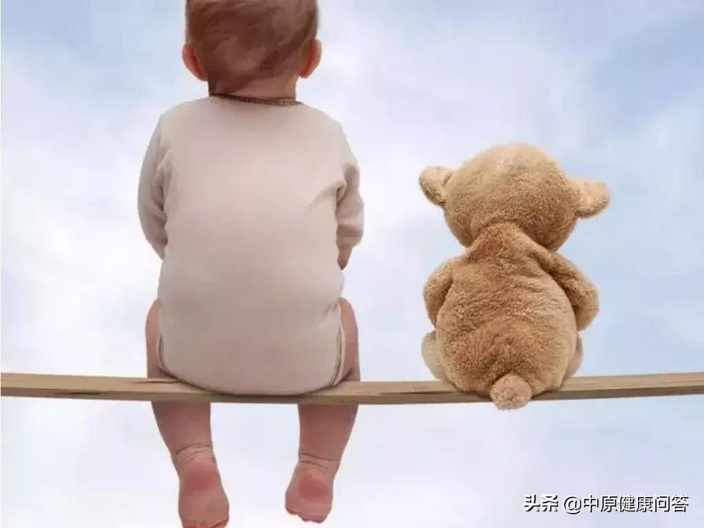 宝宝胸口凹陷地方青了,宝宝胸部凹下去一块是缺啥