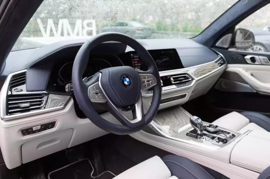 开着宝马x7在上海路上的视频,开着宝马x7进西藏