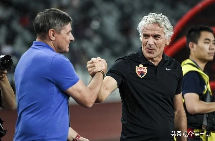 这是什么操作，这家俱乐部主教练是意大利人，却安排球员学英语