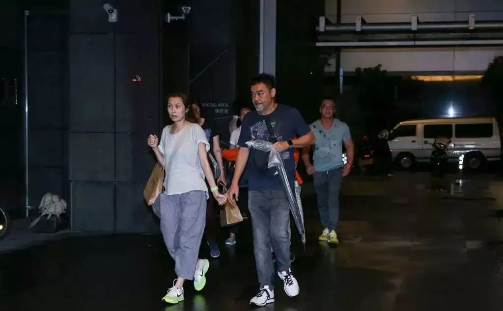 买二手衣服回家补、一张椅子用18年，这8位明星，有钱也没乱花