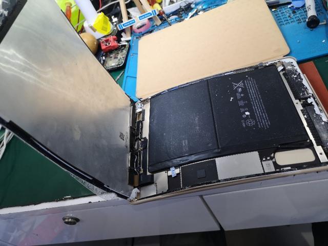 iPadAir2孩子不好好学习老爸怒摔看看能修复吗？