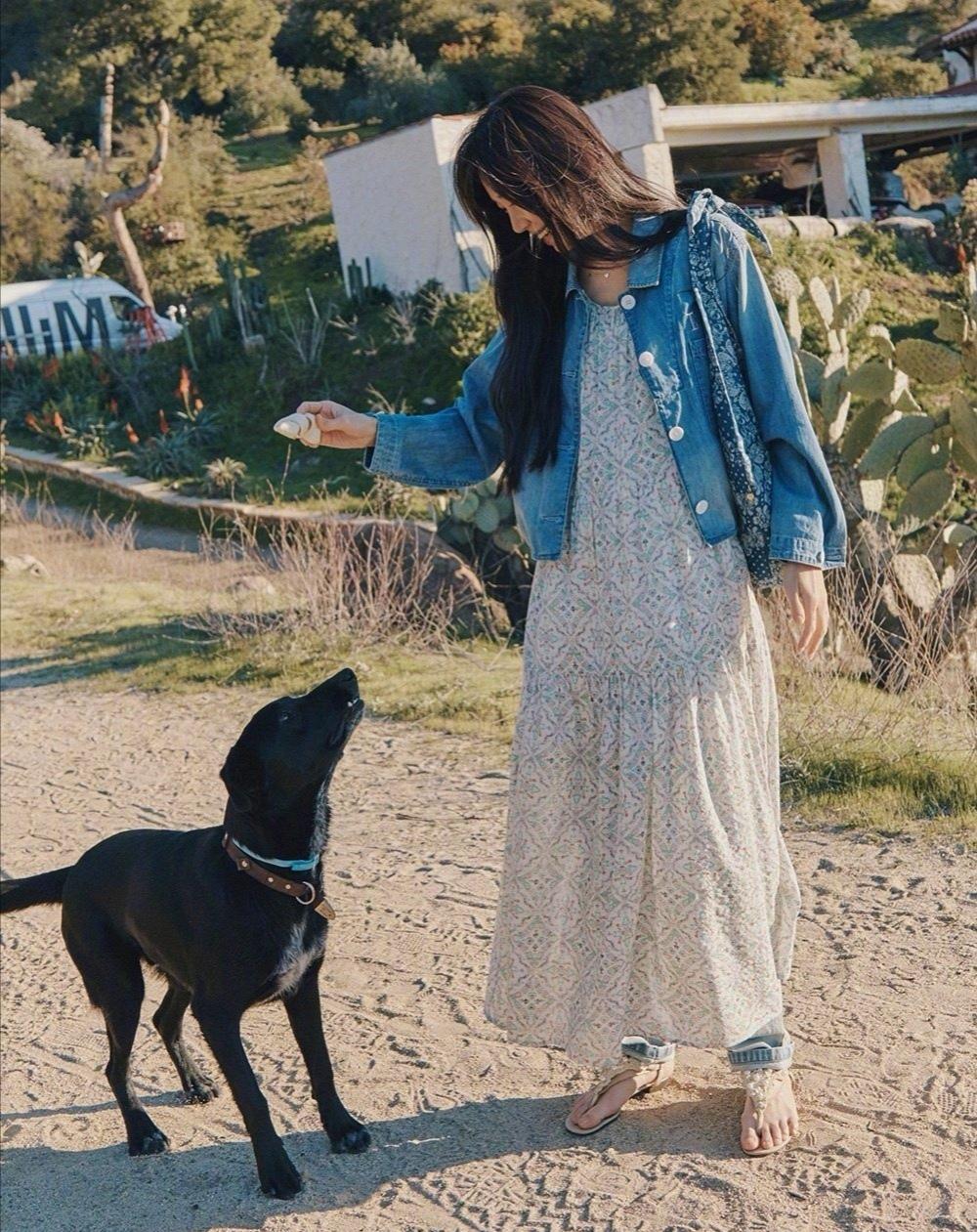 40岁女人怎样避免老气？韩国女星孔晓振碎花裙穿搭，少女感十足