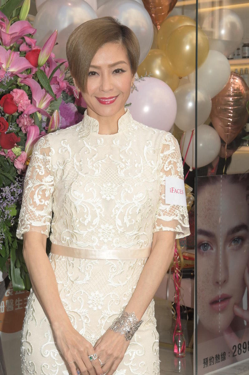 伍咏薇黑色裙子,伍咏薇穿彩条裙