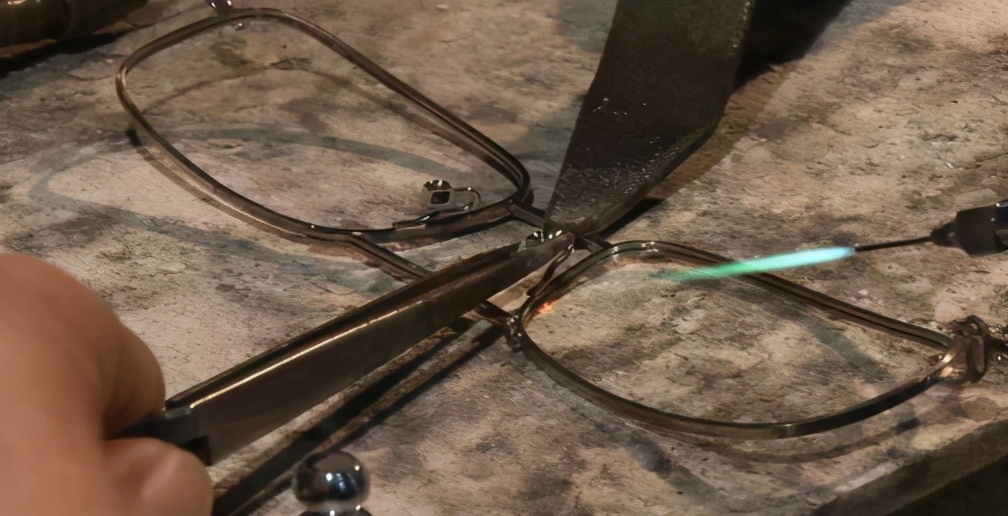 眼镜架抛光和不抛光有什么区别,眼镜架不平正常么