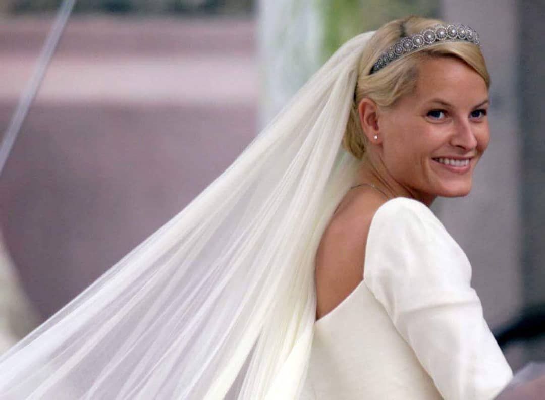 看了这些王室婚礼，原来王妃们佩戴头纱的方式，可谓百花齐放啊