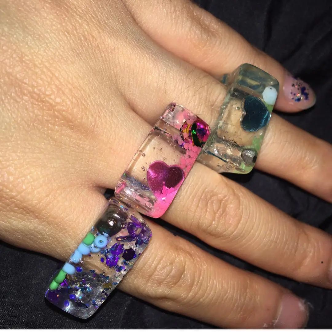 今年夏天，时尚圈流行戴假货