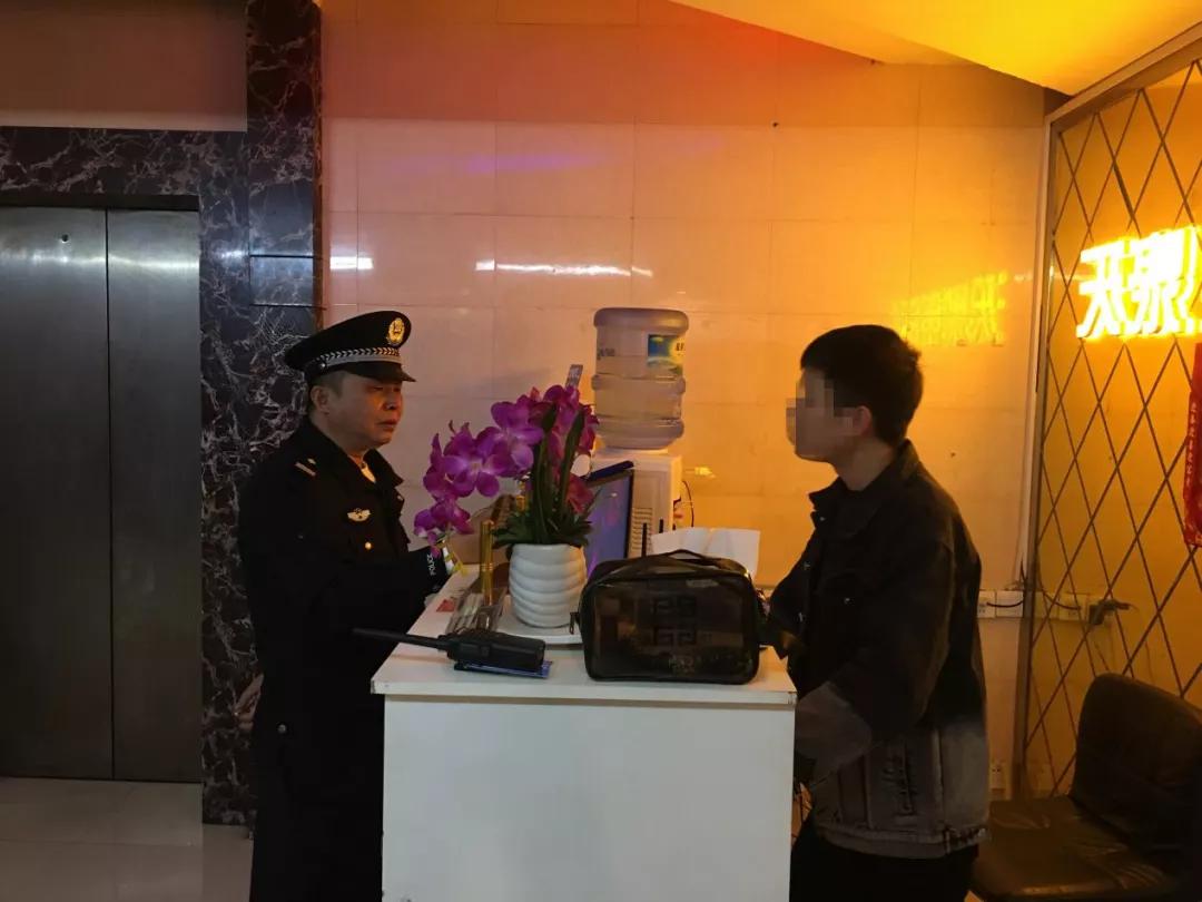 凌晨出动开展夜查行动,警方星夜清查风暴