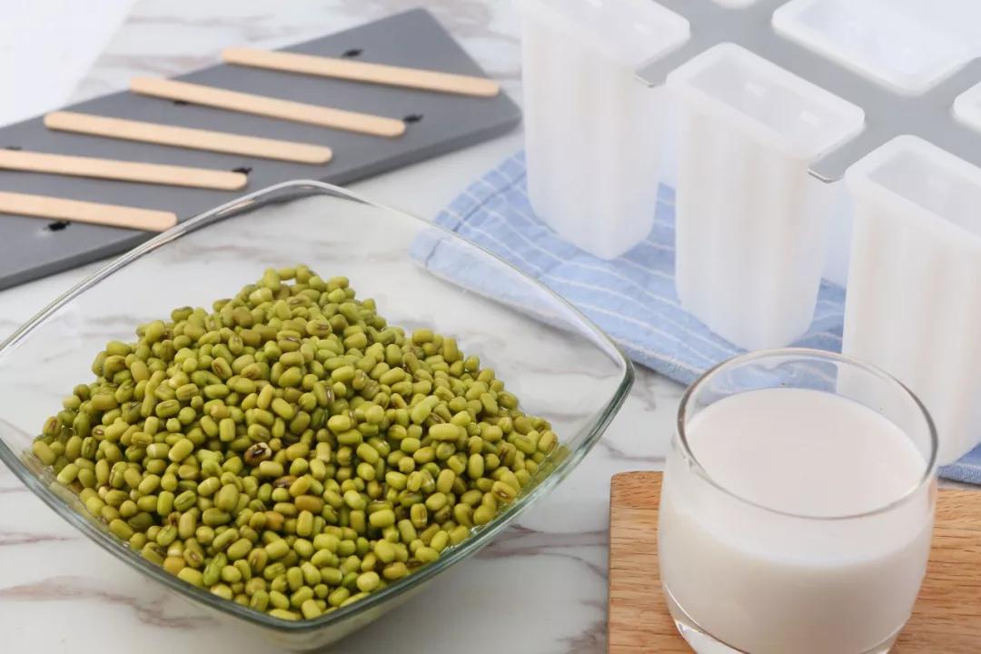 炎炎夏日不如做份甜品消消暑吧,夏日消暑甜品美味的红糖冰粉