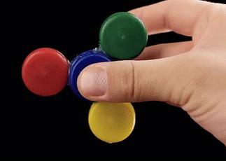 用啤酒的瓶盖怎么做成玩具,六个瓶盖可以做什么手工玩具