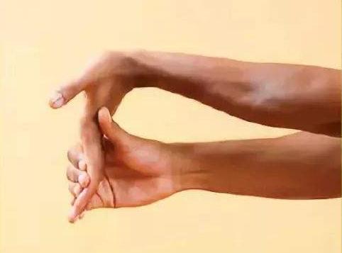 肘关节内侧疼痛按摩手法,肘推背部spa按摩手法教程