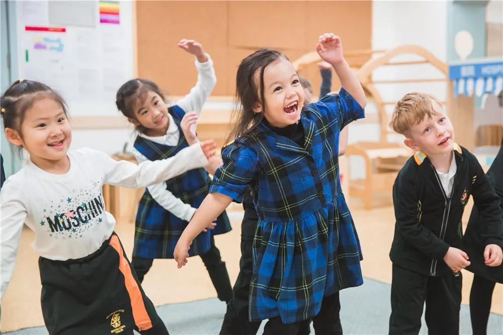 天津这所学校火了!高尔夫、足球、科学实验...孩子吵着都要来