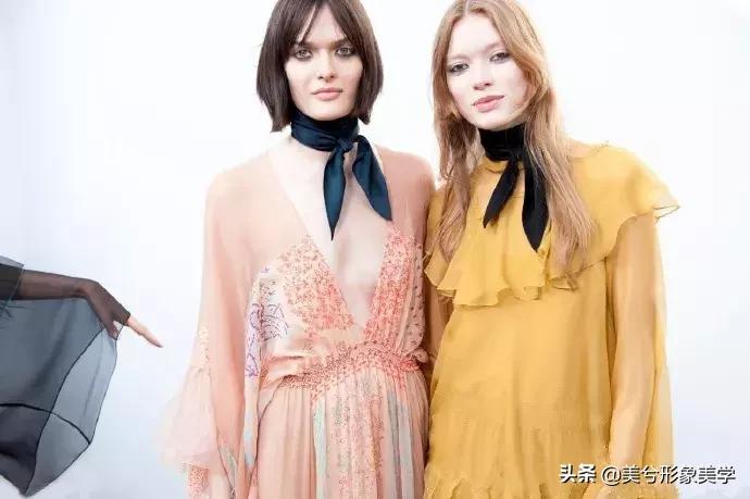 旧衣服怎么系丝巾好看,长条丝巾系法变衣服内搭