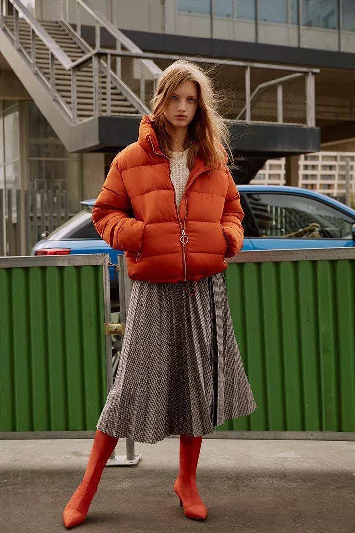 百褶裙搭配羽绒服中长款外套,粉丝色小香风羽绒服搭配百褶裙