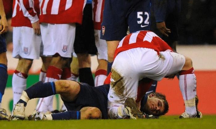 足球史上被铲断脚的球星,英格兰国脚前锋截肢