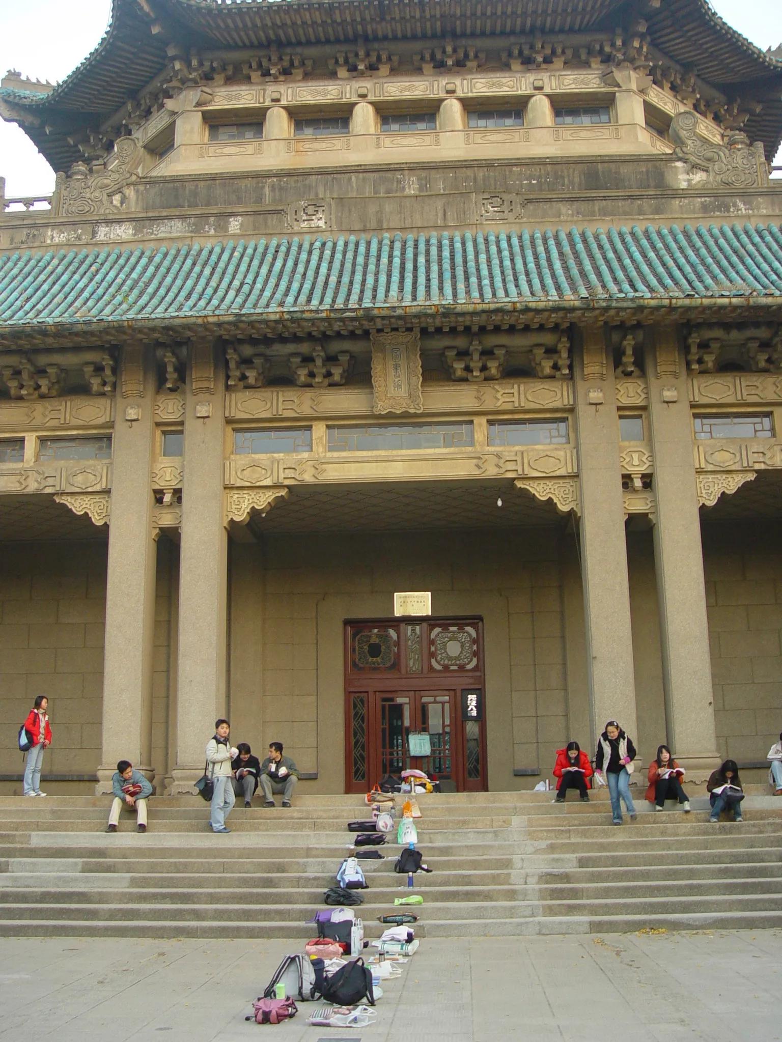 武汉高校中,最美武汉大学,“亚美”属于中南财经政法大学