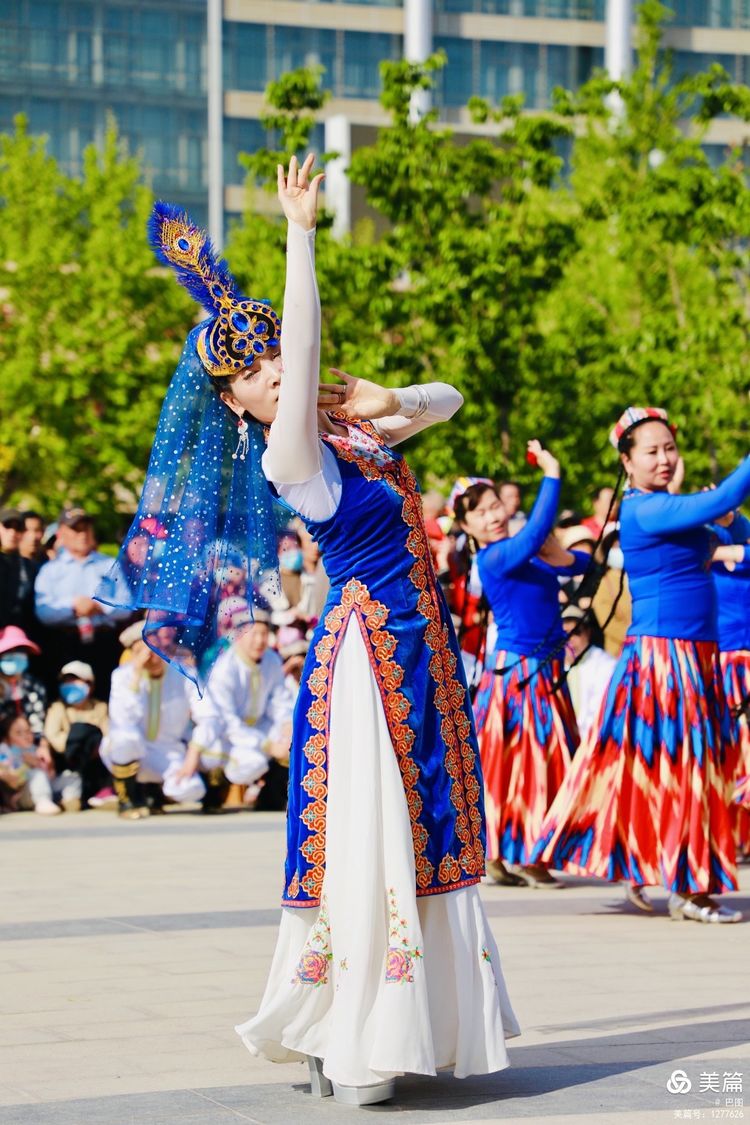 洛阳牡丹广场：*疆新**舞大联欢