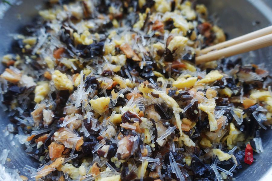 吃饺子不放肉，全家人还都吃得有滋有味的，孙女吃得最开心