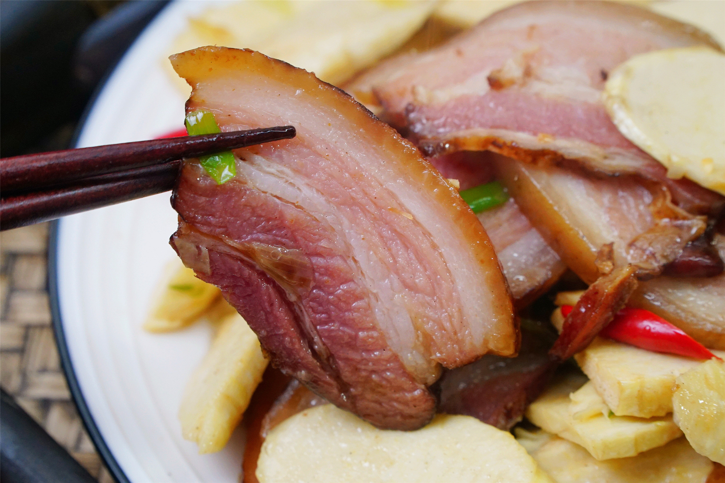 腊肉怎么炒能放时间长,炒腊肉放油不