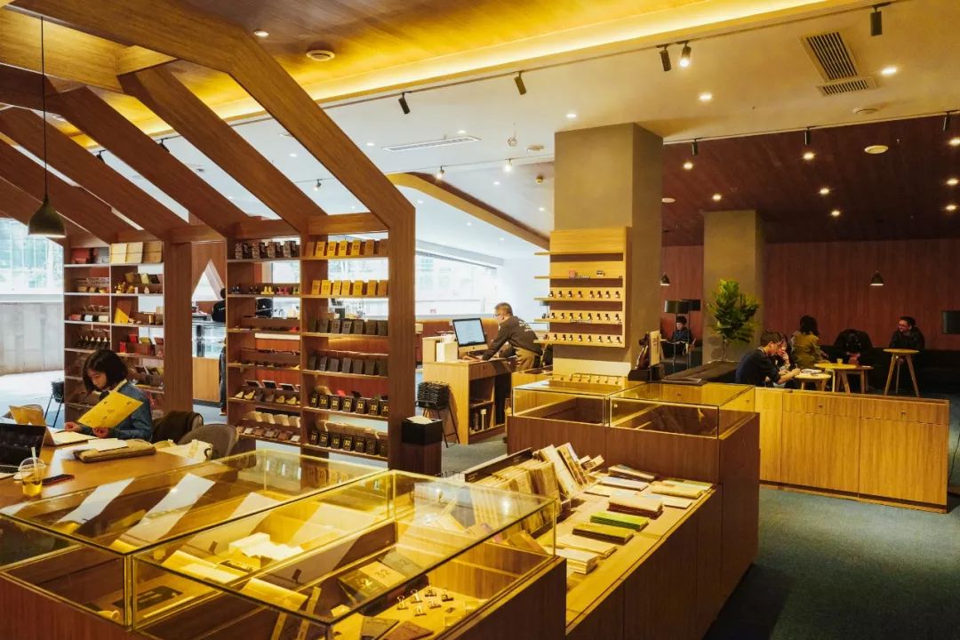 放弃城市40万年薪，夫妻躲进深山造出“最美书店”引600万人围观