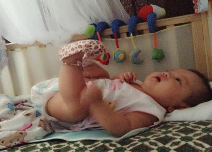 宝宝蹬腿代表翻身吗,宝宝蹬腿的时候听到响声