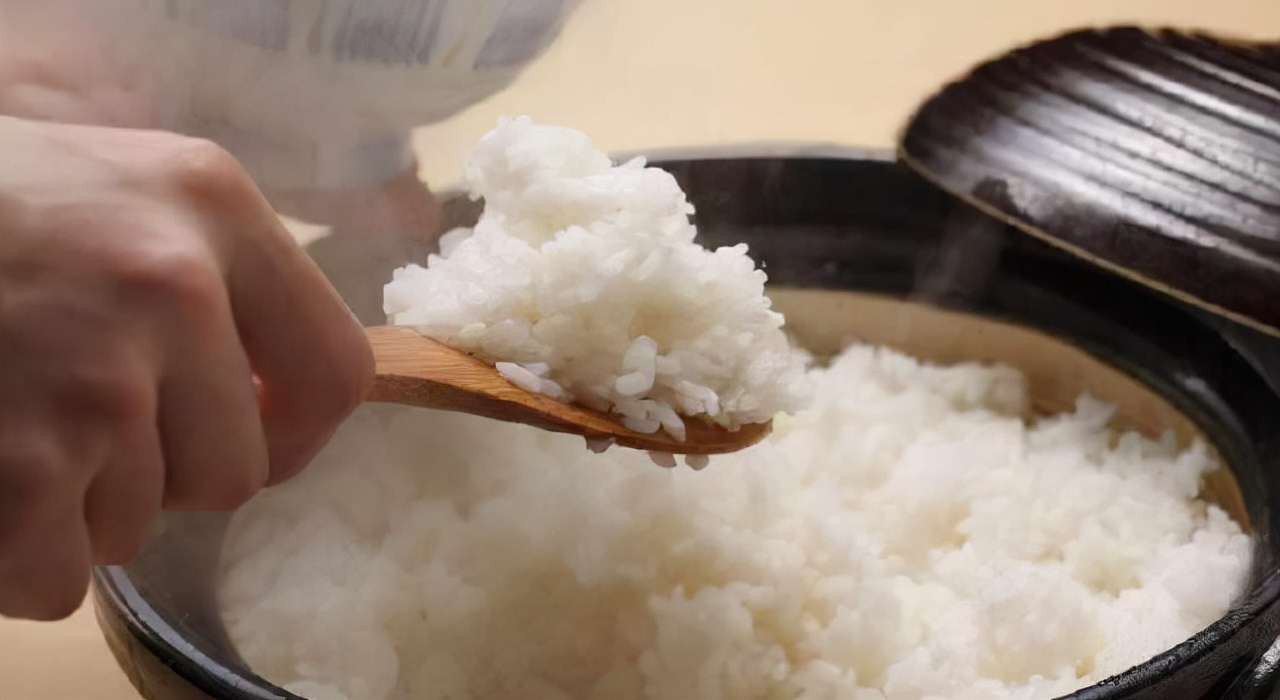 怎么用电饭煲蒸米饭又软又香,蒸米饭总是掌握不好放多少水