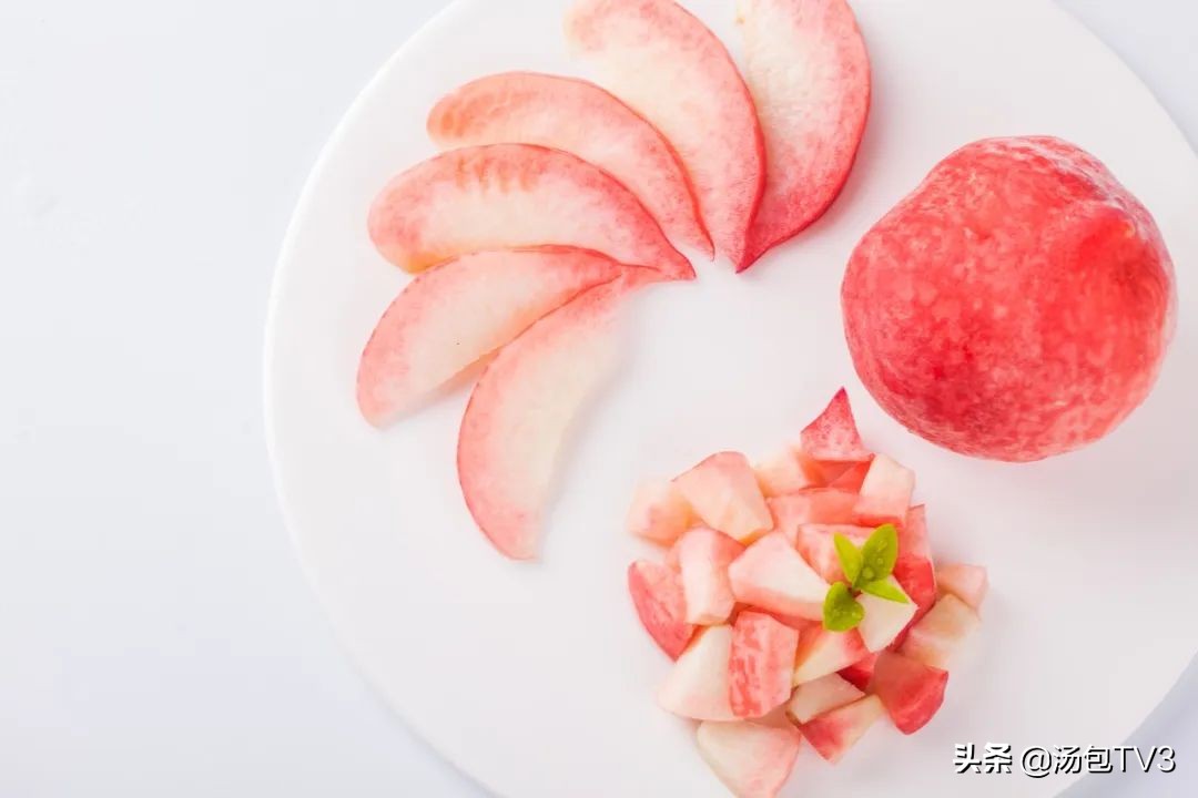 碱面洗桃子变黑是怎么回事,用食用碱洗桃子变黑还能吃吗