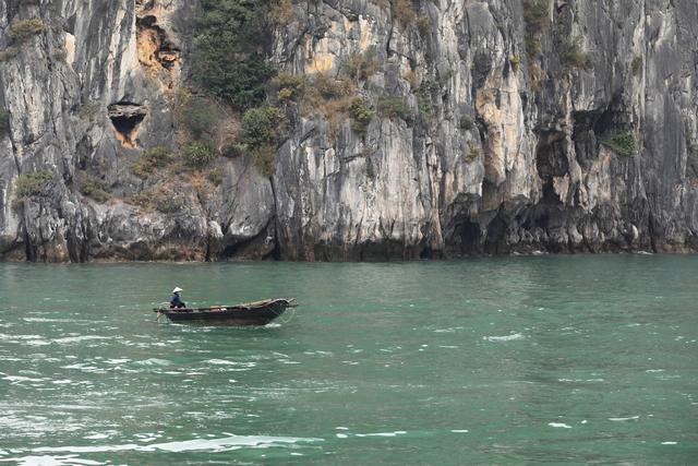这里虽然风景如画人们生活的却很凄惨没日没夜的追着大船讨生活