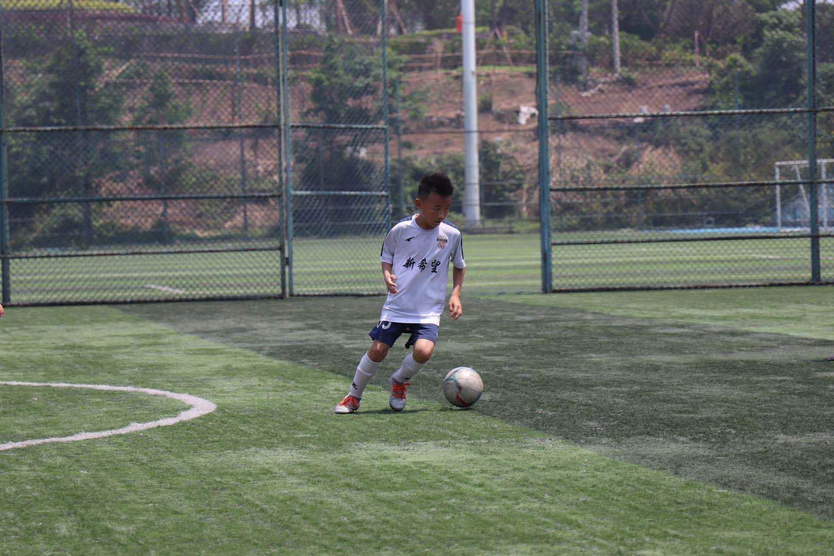 10岁足球青训的训练,刚刚接触足球的孩子的青训细节