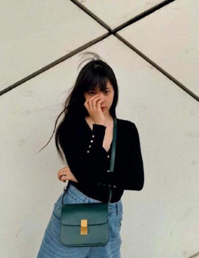 欧阳娜娜背带裤里面穿花上衣,欧阳娜娜背带裤搭配图片