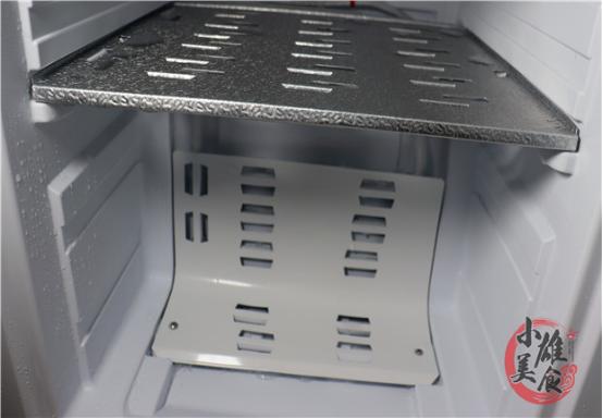 冰箱结冰厚不用铲用一个瓶子搞定,冰箱结冰不要用刀刮爆炸