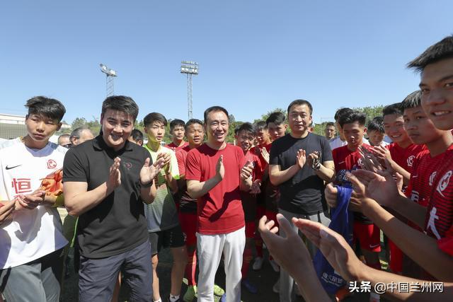 许家印马德里探班青训小球员持续大手笔投入为中国足球青训事业贡献力量